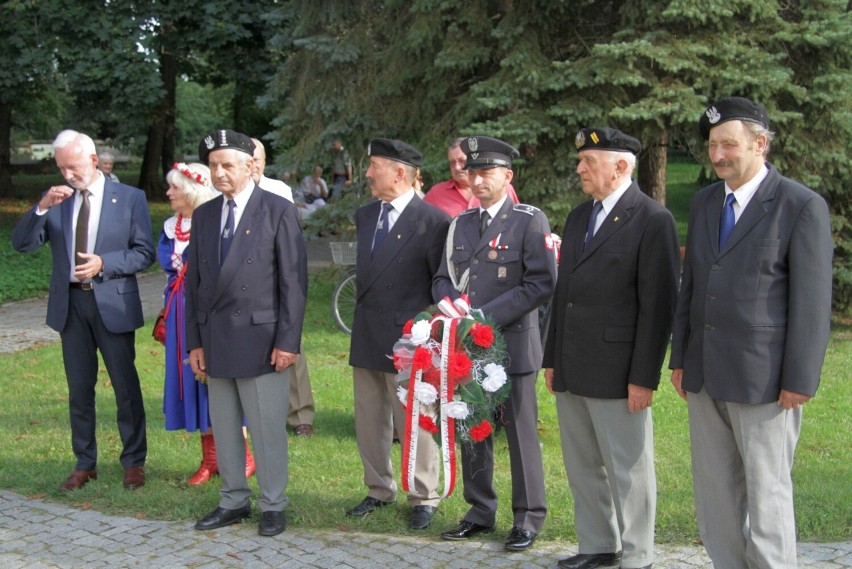 Tarnobrzeg. 102 lata temu Ochotnicy Dzikowscy wyruszyli na wojnę z bolszewikami. Tarnobrzeżanie oddali im hołd. Zobacz zdjęcia 