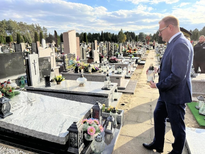 Prezydent Radomia odwiedził groby na radomskich cmentarzach.