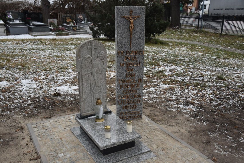 Grób Dziecka Utraconego powstał na cmentarzu parafialnym w...
