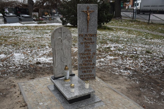 Grób Dziecka Utraconego powstał na cmentarzu parafialnym w Pleszewie. Jest to dowód na istnienie...
