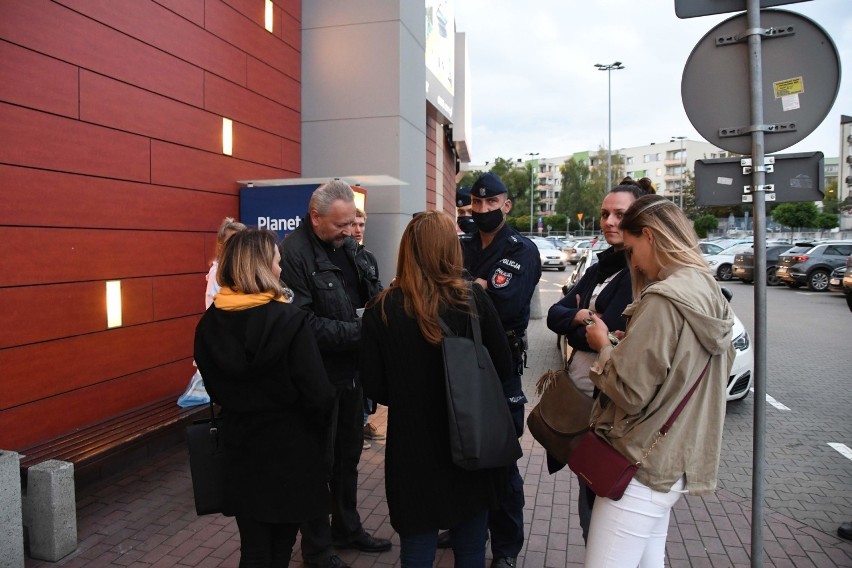 Awantura przy markecie E.Leclerc w Kielcach. Grupa osób chciała wejść  bez maseczek. Obsługa ich nie wpuściła. W akcji policja [ZDJĘCIA]