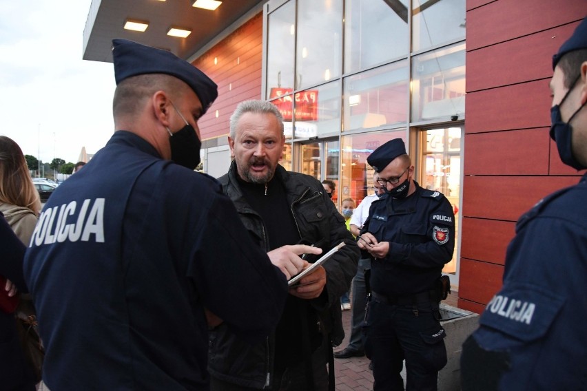 Awantura przy markecie E.Leclerc w Kielcach. Grupa osób chciała wejść  bez maseczek. Obsługa ich nie wpuściła. W akcji policja [ZDJĘCIA]