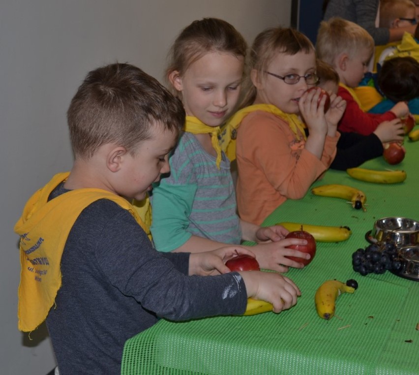 Maluchy z przedszkola "Słoneczne" w Wejherowie uczestniczyły w pokazie carvingu