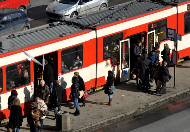 Pierwszeństwo mają wychodzący z autobusu - wchodzi się dopiero, kiedy wszyscy wysiadający opuścili już pojazd. Trzymajmy się tej zasady. Bo widać, że dużo osób jej nie zna.