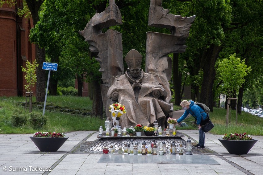 100. rocznica urodzin Karola Wojtyły. Złożono kwiaty i zapalono znicze pod pomnikiem papieskim w Stargardzie ZDJĘCIA