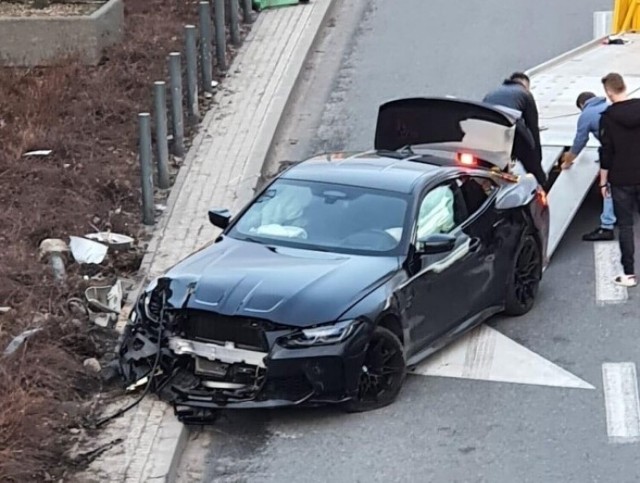 Kierowca BMW ściął siedem barierek i latarnię uliczną w wypadku  na ulicy Struga pod Galerią Słoneczną w Radomiu.