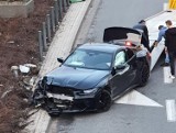 Wypadek w Radomiu, kierowca BMW pędził ulicą, a potem uderzył w latarnię i ściął barierki na ulicy Struga pod Galerią Słoneczną - nowe fakty