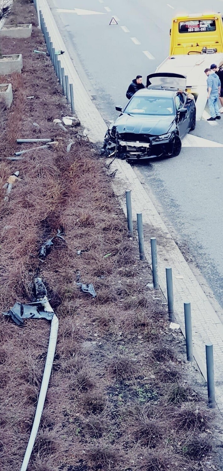 Wypadek w Radomiu, kierowca BMW pędził ulicą, a potem uderzył w latarnię i ściął barierki na ulicy Struga pod Galerią Słoneczną - nowe fakty