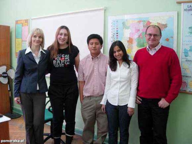 Koordynatorzy projektu i studenci, którzy przebywali w LMK w 2010 reoku : od lewej: Joanna Kijewska, Guzelija, Dawid, Rashmi i Dariusz Łoboda. (Fot. Nadesłane)