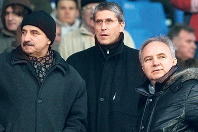 Prezydent Chorzowa Marek Kopel (w środku) z trybun stadionu przy Cichej oglądał w niedzielę mecz z Jagiellonią