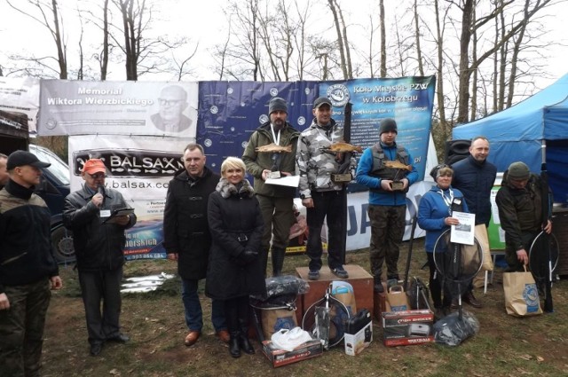 Najlepsi podczas sobotnio - niedzielnych zawodów, w towarzystwie władz miasta, powiatu i gminy