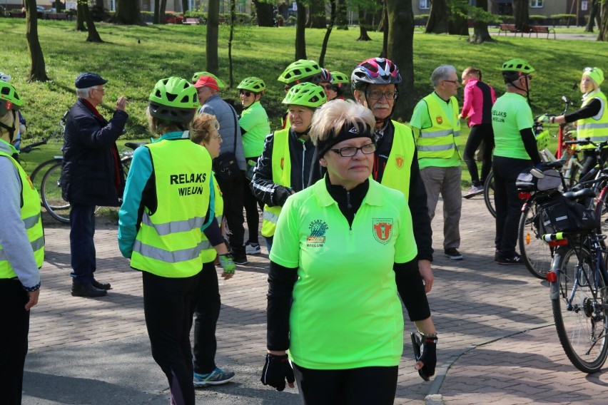Słoneczna inauguracja sezonu rowerowego 2022 wieluńskiego "Relaksu" ZDJĘCIA