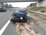 Wypadek na A4 pod Tarnowem. Samochód uderzył w bariery przy autostradzie. Karetka pogotowia zabrała do szpitala jedną osobę [ZDJĘCIA]