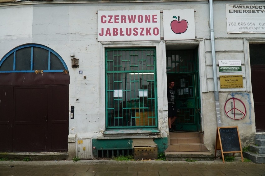 Czerwone Jabłuszko to sklep, w którym można znaleźć ok. 20...