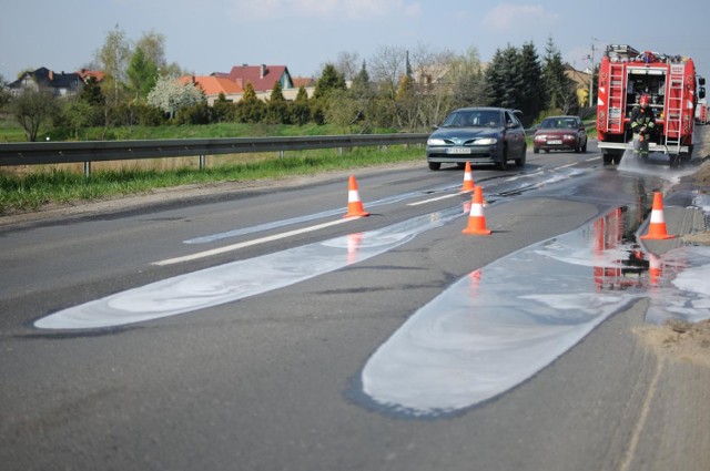 Śrem: plama oleju na drodze do Psarskiego [ZDJĘCIA]