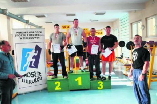 Uczestnicy zawodów ministrongman po emocjomującej walce dobrze czuli się na podium.