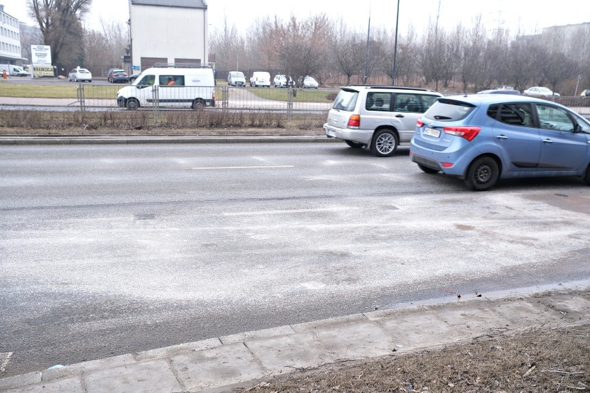 Wypadek w alei Prymasa Tysiąclecia. Przewrócił się samochód z butlami z gazem