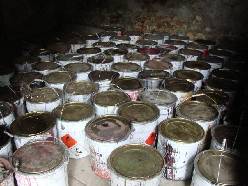 Niebezpieczne odpady podrzucone w Rożdżałach pod Kaliszem