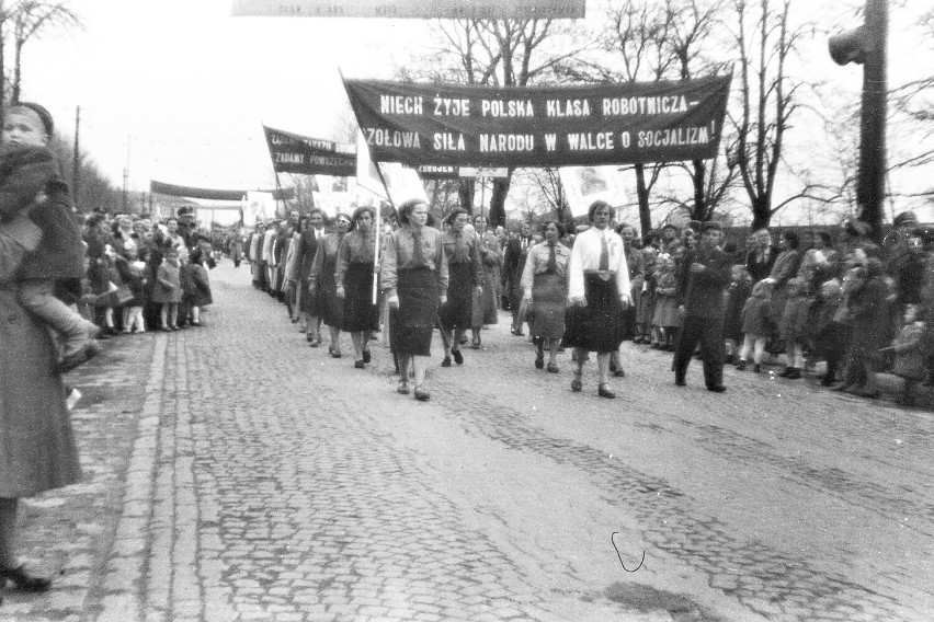 Sieradz w latach 60. Pochód 1 Majowy na Sienkiewicza