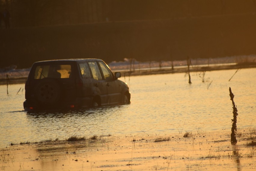 Tragiczny koniec rajdu po rozlewisku Warty. Auto urzęzło,...