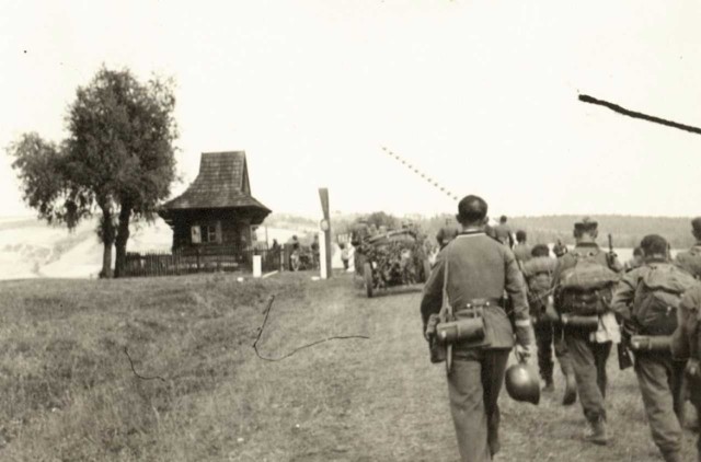 Moment wkroczenia na ziemię gorlicką wojsk niemieckich w Koniecznej 5 września 1939 r. (widoczna strażnica KOP w Koniecznej).