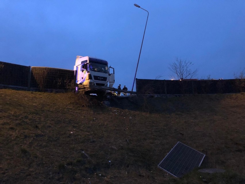 Wypadek na obwodnicy w Jarosławiu. Kierowca ciężarówki wjechał w ekrany dźwiękochłonne [ZDJĘCIA]