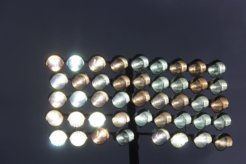 Nowe oświetlenie na stadionie MOSiR-u. Piłkarze Wisły rozegrają przy nim 10 sparingów (ZDJĘCIA)
