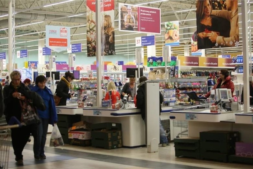 Sieć hipermarketów Tesco likwiduje kolejne sklepy. Będą...