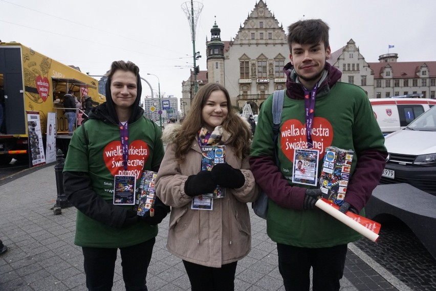 Mimo zimna i deszczu wolontariusze Wielkiej Orkiestry...