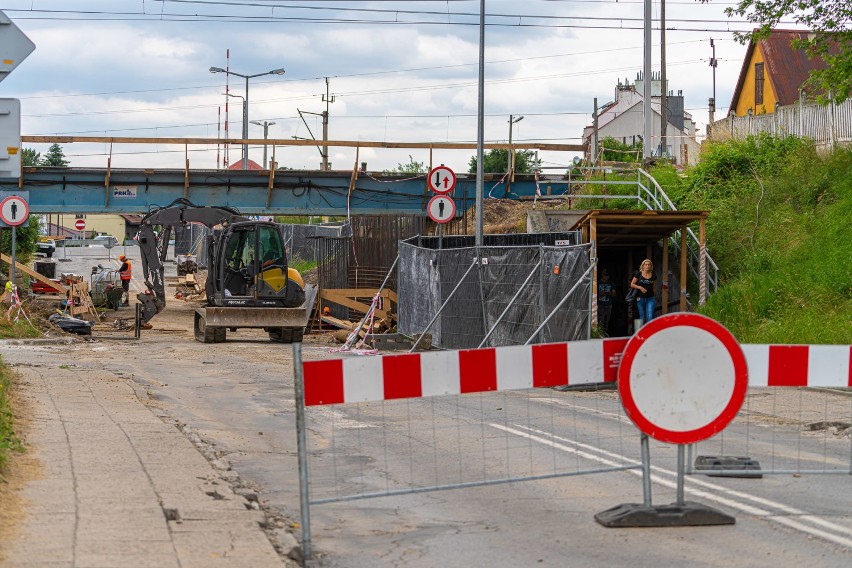 Niedługo przy ul. Zielonej nie będzie wąskiego wiaduktu kolejowego