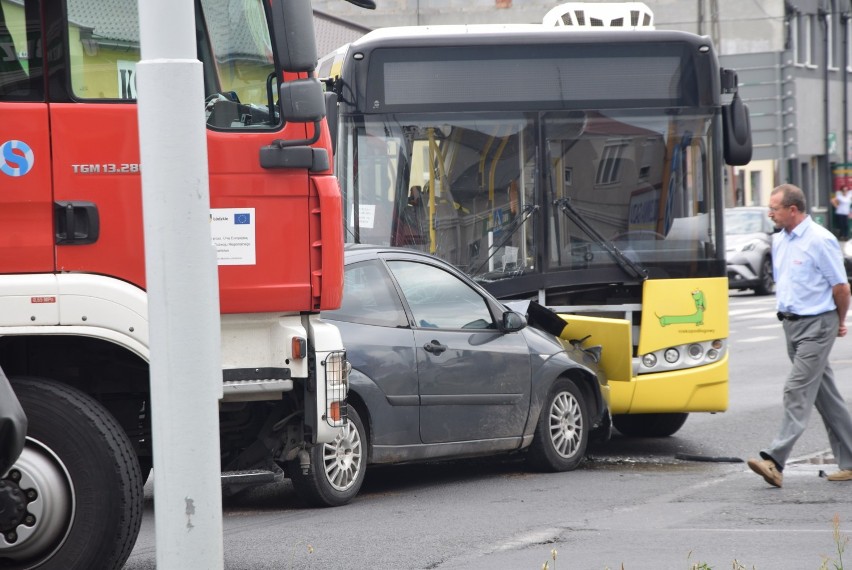 Wypadek w Sieradzu. Autobus zderzył się z fordem