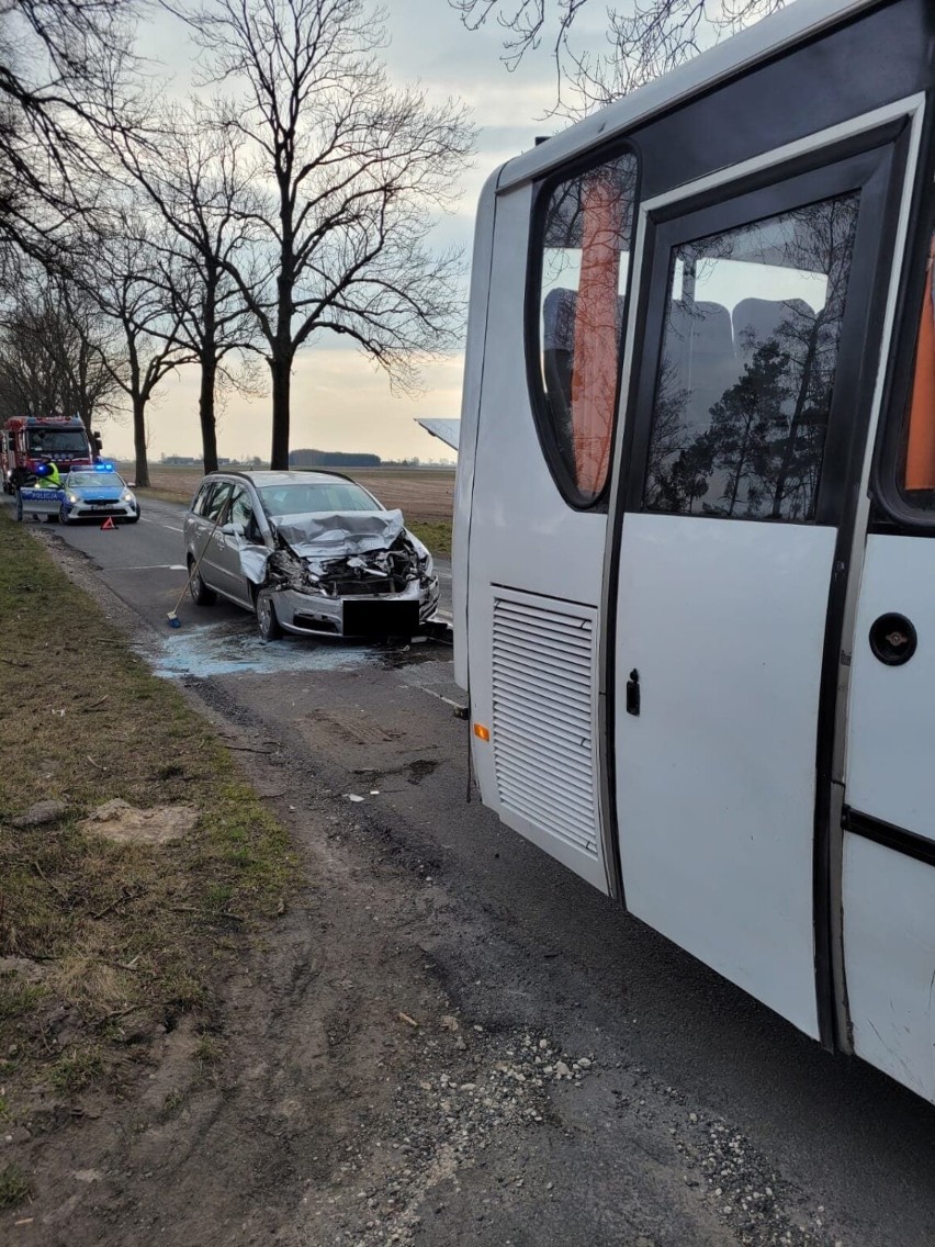 Zderzenie autobusu szkolnego z oplem w powiecie radziejowskim [zdjęcia]