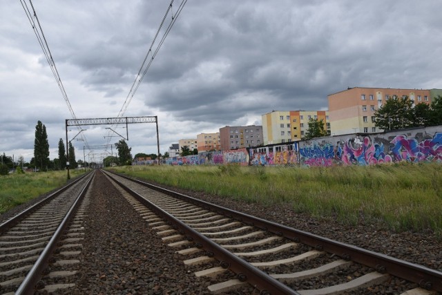 Pociągi na trasie Wrocław - Zielona Góra - szczecin przejeżdżaj przez centrum Nowej Soli. Sygnały dźwiękowe słyszalne są zwłaszcza w blokach na osiedlu Fredry.