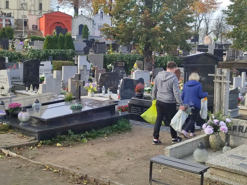Gniezno: Mieszkańcy ruszyli porządkować groby bliskich na Wszystkich Świętych [29.10.2022]