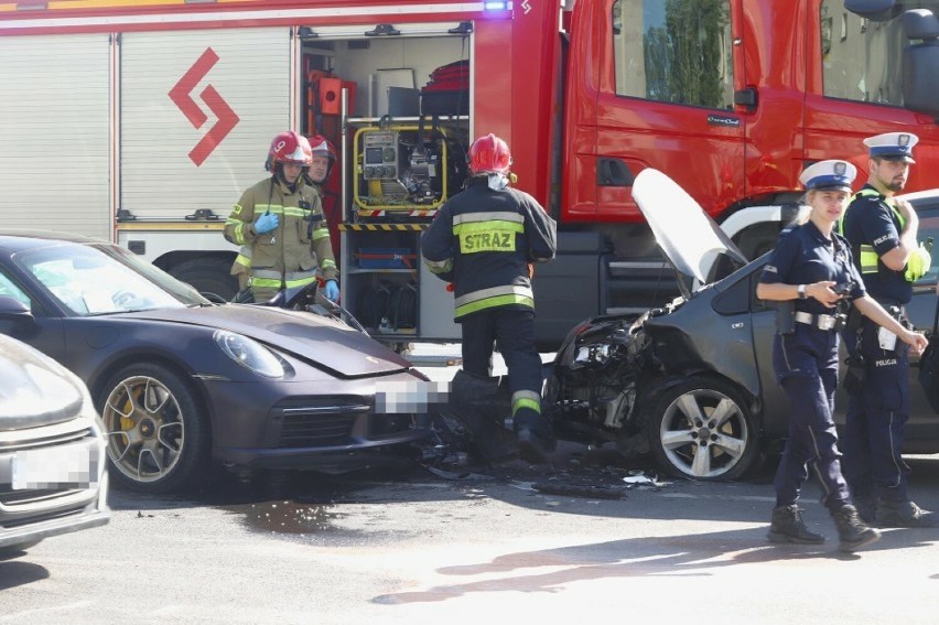 Wypadek koło Aquparaku we Wrocławiu. Na miejscu pracują...