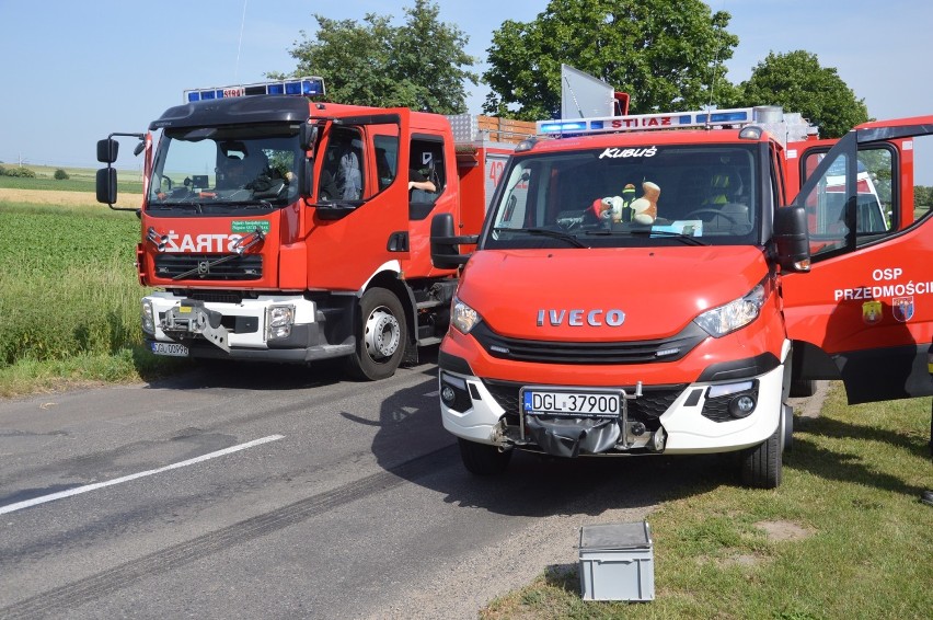 Ciężarówka uderzyła w osobówkę. Auto wjechalo w mur przewracając go na piaskownicę [ZDJĘCIA]