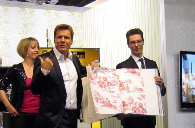 Dieter Bohlen prezentuje tapety na targach Heimtextil we Frankfurcie.
