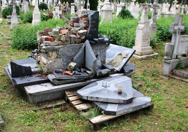 Zniszczony pomnik w Wierzbicy