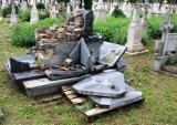 Wandalizm, zemsta czy zaplanowana prowokacja? Zdewastowany pomnik na cmentarzu w Wierzbicy nadal budzi emocje