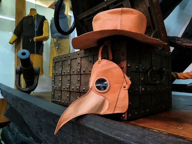 Skórzany kapelusz oraz specjalna maska – elementy wyposażenia XVII-wiecznych medyków, które spotykano zapewne także w Kołobrzeg