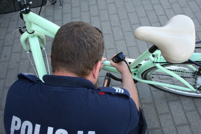 Przed tymczasową siedzibą Komisariatu Policji w Mroczy rowery znakuje sierż. szt. Krystian Napierała, dzielnicowy