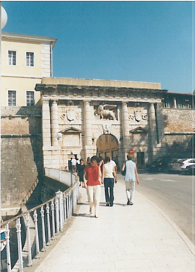 Zadar w IV w p.n.e. był osadą Iliryjskiego plemienia Liburnów. 300 lat później rządzili nim Rzymianie. Za czasów Cezara i Augusta miasto otoczono murami obronnymi, basztami i trzema bramami. Oto jedna z nich. Fot. Adrian Starczewski