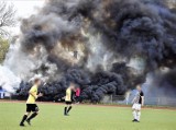 Policjanci rozliczyli 9 osób, które odpowiedzą za odpalenie rac i świec dymnych podczas meczu