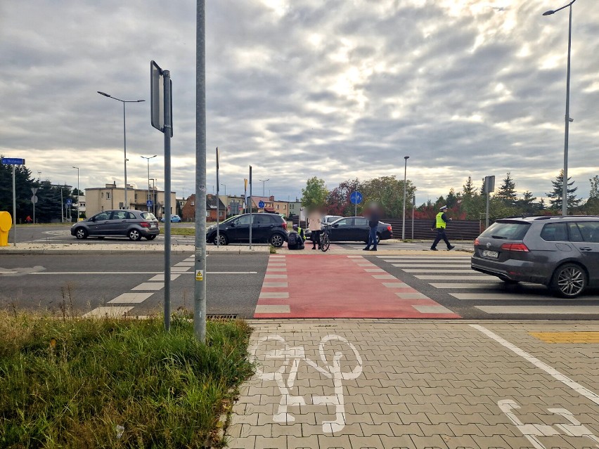 Zderzenie rowerzysty i auta na rondzie przy Wolińskiej w...