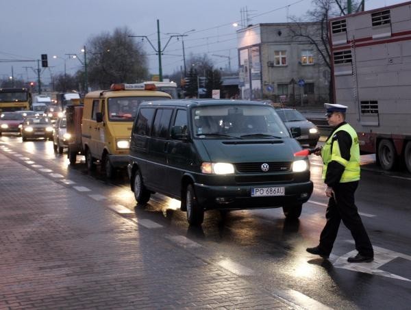 Pijany kierowca zasnął na kierownicy

Na Wybrzeżu Gdańskim policjanci zatrzymali mężczyznę, który zasnął na kierownicy wskutek upojenia alkoholowego. Świadkowie zdarzenia myśleli, że mężczyzna zemdlał. Okazało się jednak, że był pijany. Dodatkowo, miał orzeczony zakaz prowadzenia pojazdów. Grozi mu do 5 lat pozbawienia wolności.