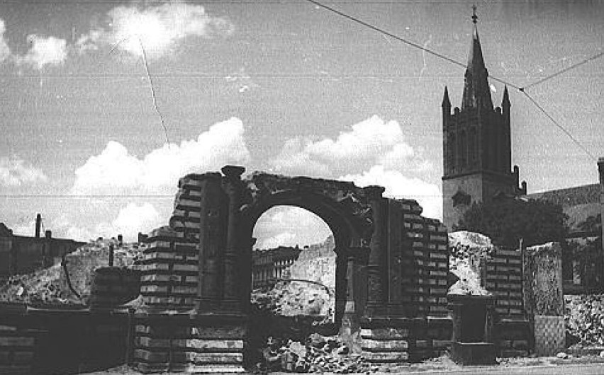Bytom zaraz po wojnie - spora część miasta była w zgliszczach. Wyglądał STRASZNE! Zobaczcie ZDJĘCIA z 1945 roku