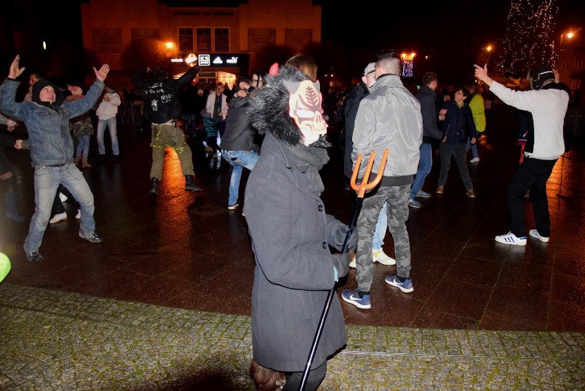 Sylwester 2017 w Malborku [ZDJĘCIA, WIDEO]. Mieszkańcy powitali rok 2018 na placu Jagiellończyka