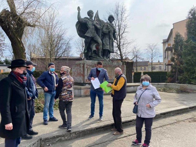 W sobotę 27 marca przed pomnikiem Braterstwa Broni w Czechowicach-Dziedzicach poseł Przemysław Koperski spotkał się z grupą mieszkańców