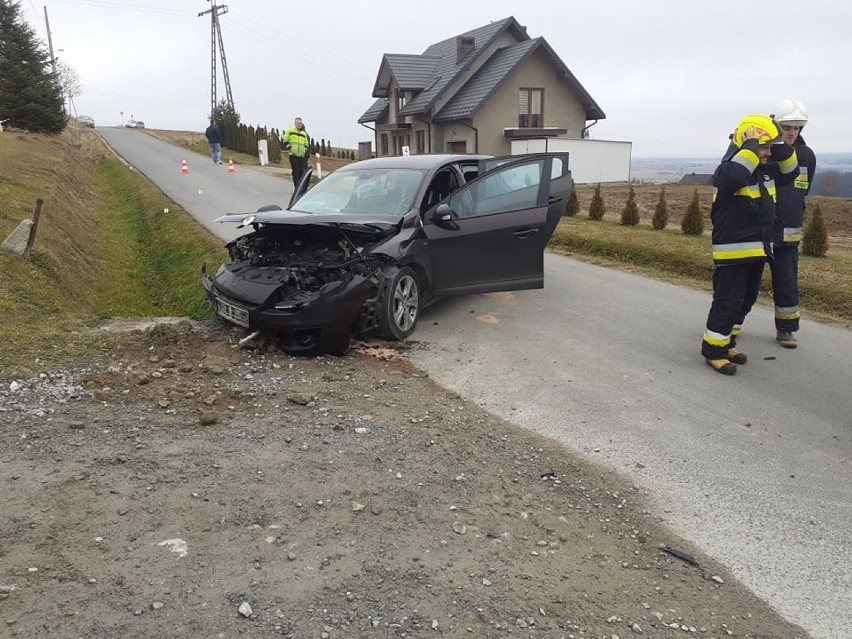 Orawa. Wypadek w Jabłonce. Auto wypadło z drogi. Dwie osoby trafiły do szpitala