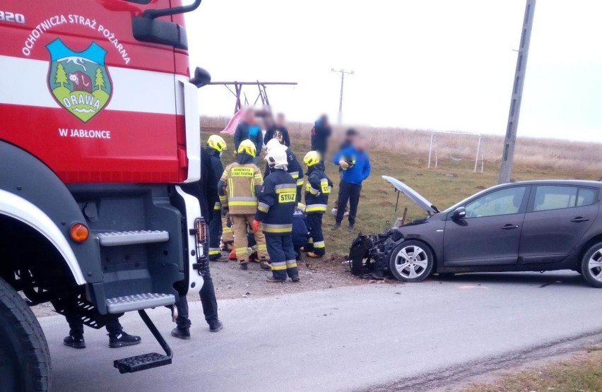 Orawa. Wypadek w Jabłonce. Auto wypadło z drogi. Dwie osoby trafiły do szpitala